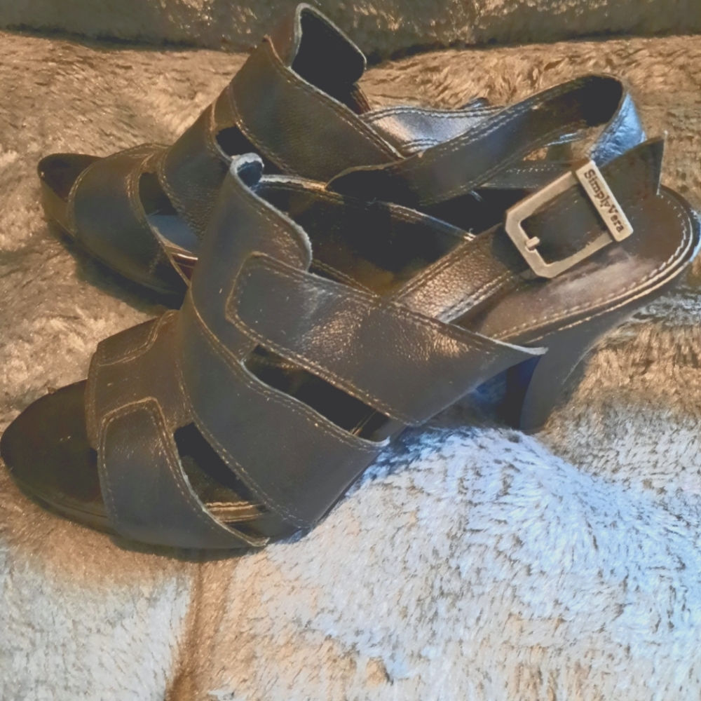Vera Wang sandals size 6.5
